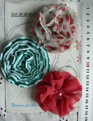 RED GREEN & WHITE Mix Fabric 3 Layered Flowers 70-75mm Manor House MHX-Cb