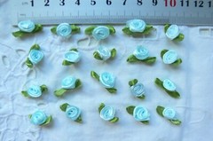 SATIN 10-12mm 20 Lt BLUE ROSES – with 23mm long Satin Green Leaves p/Pk VerCpbrd