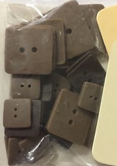 BROWN SQUARES ULTRA-THIN BUTTONS(24pc)Making Memories•Asst. Sizes 3/8″-7/8″