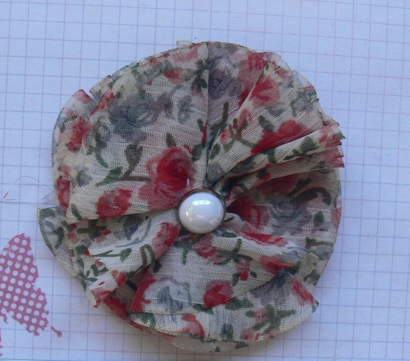 BELLE Organza Pleated RED GREY LATTE Flower Button Centre 65-70 mm Single MH NJC