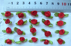 SATIN 10-12mm 20 RED ROSES – with 23mm long Satin Green Leaves p/Pk VerCpbrd