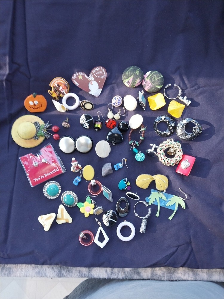 A real athenic fake set of jewelry plastic metal I’m pretty things