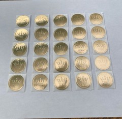 25 Hallmark Stationery Embossed Gold Foil Seals 1″ Diameter Gold Crown Stickers