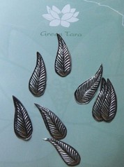 METAL Embellishments 10 x LEAVES with Design – Size 3 x 12mm Green Tara B