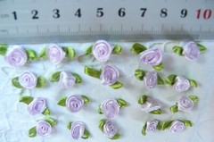 SATIN 10-12mm 20 LILAC ROSES – with 23mm long Satin Green Leaves p/Pk VerCpbrd