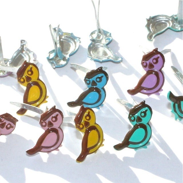 MINI BIRD SCRAPBOOKING DECORATIVE BRADS EYELET OUTLET 8 PCS 4 COLORS