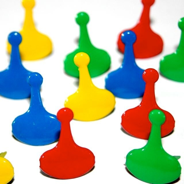 GAME PIECE SCRAPBOOKING DECORATIVE BRADS EYELET OUTLET 8 PCS 4 COLORS