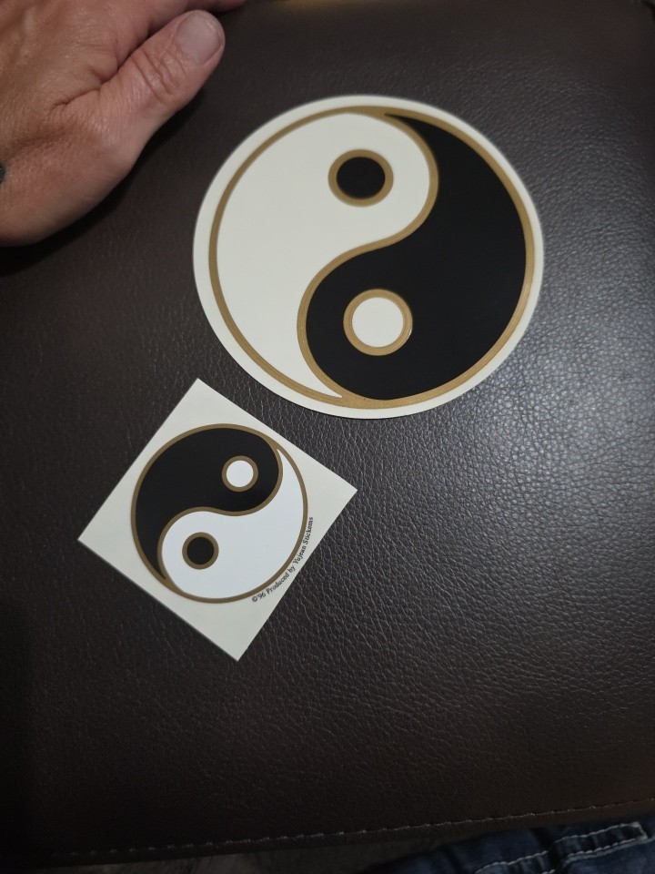 YIN YANG VINTAGE 1996 YUJEAN GOLD BLACK WHITE SMALL 2.5×2.5 CLEAR MUSIC STICKER