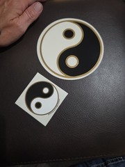 YIN YANG VINTAGE 1996 YUJEAN GOLD BLACK WHITE SMALL 2.5×2.5 CLEAR MUSIC STICKER