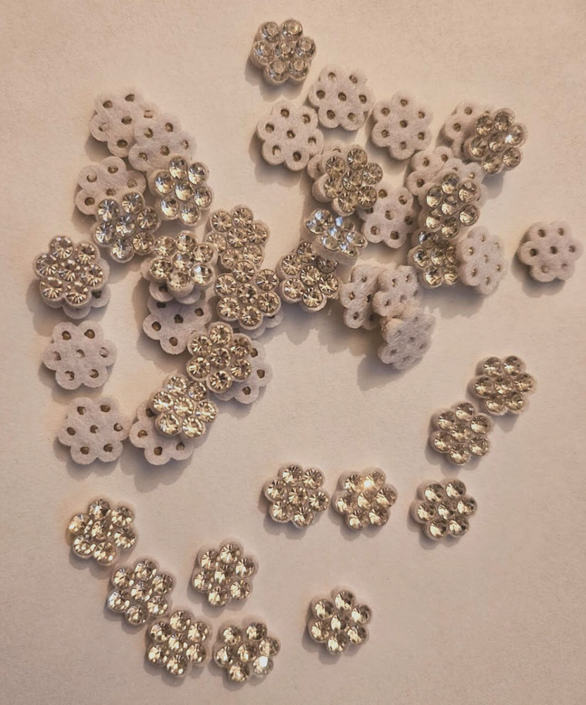 CraftbuddyUS 50 pcs x 0.5in CLEAR Flower Rhinestone Gems , DIY(w/o Adhesive)