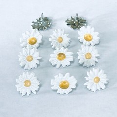 WHITE DAISY SCRAPBOOKING DECORATIVE BRADS EYELET OUTLET 8 PCS