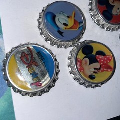 7-DISNEY Mickey, Minnie, Pluto, Goofy, Donald, ADHESIVE BOTTLE CAPS Used